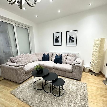 London Charm - Comfortable Room In Spacious House ภายนอก รูปภาพ