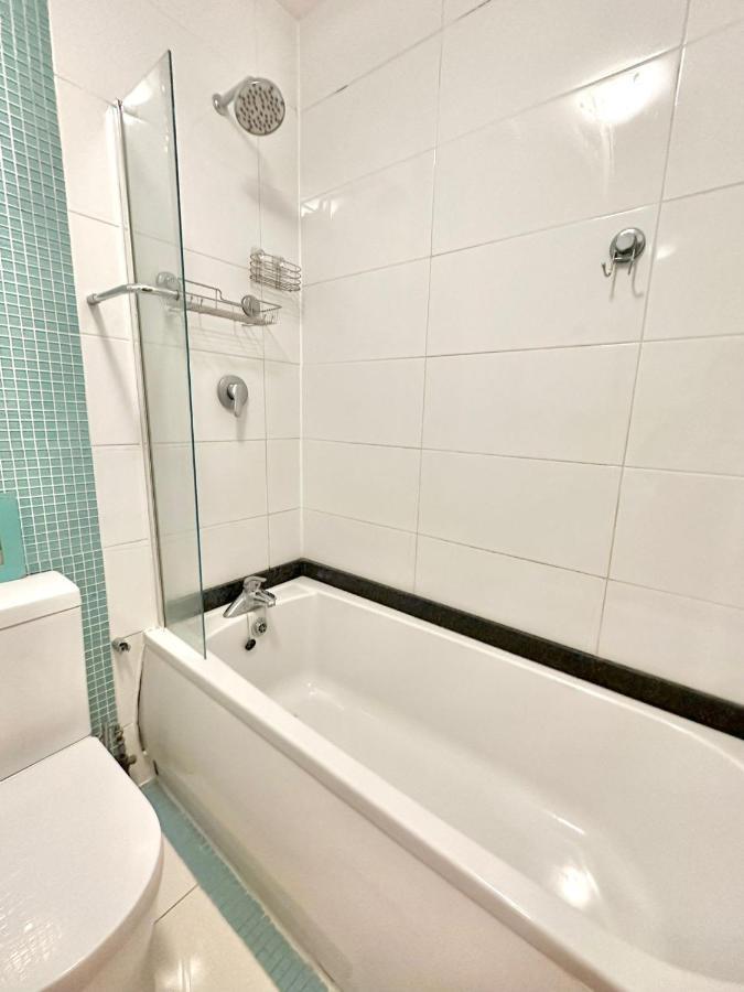 London Charm - Comfortable Room In Spacious House ภายนอก รูปภาพ