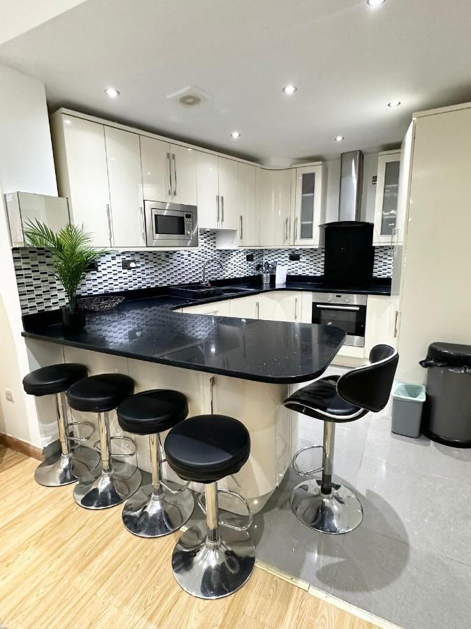 London Charm - Comfortable Room In Spacious House ภายนอก รูปภาพ
