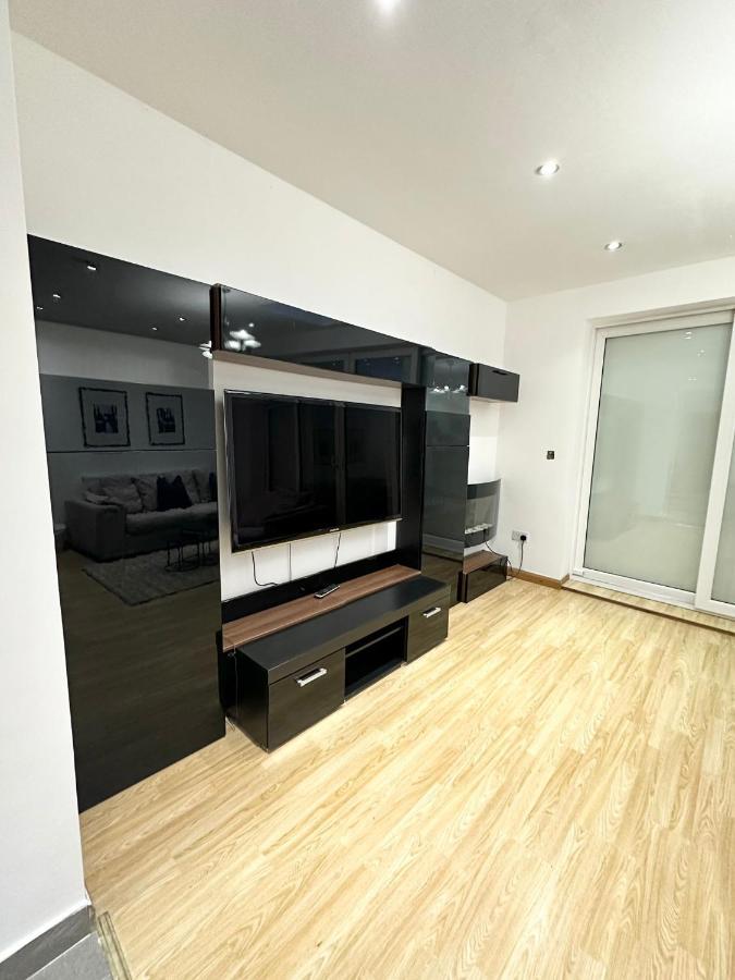 London Charm - Comfortable Room In Spacious House ภายนอก รูปภาพ